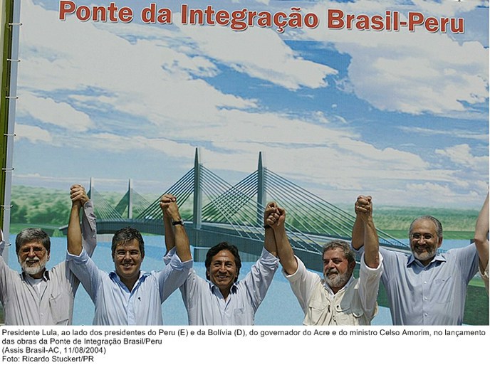Presidente Lula, ao lado dos presidentes do Peru (E) e da Bolívia (D), do governador do Acre e do ministro Celso Amorim, no lançamento das obras da Ponte de Integração Brasil-Peru.jpg