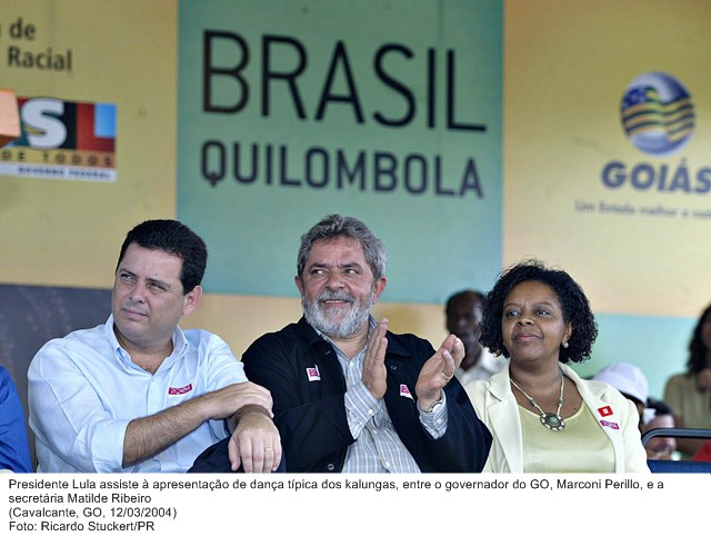 Presidente Lula assiste à apresentação de dança típica dos kalungas, entre o governador do GO, Marconi Perillo, e a secretária Matilde Ribeiro
