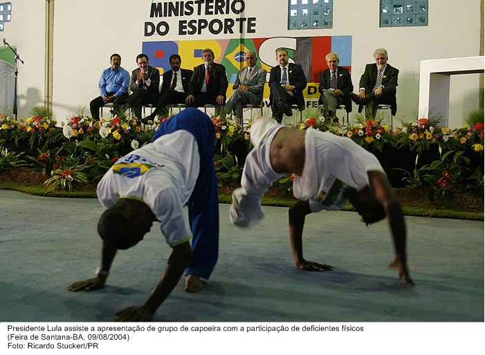 Presidente Lula assiste a apresentação de grupo de capoeira com a participação de deficientes físicos