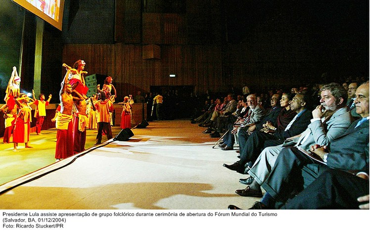Presidente Lula assiste apresentação de grupo folclórico durante cerimônia de abertura do Fórum Mundial do Turismo.