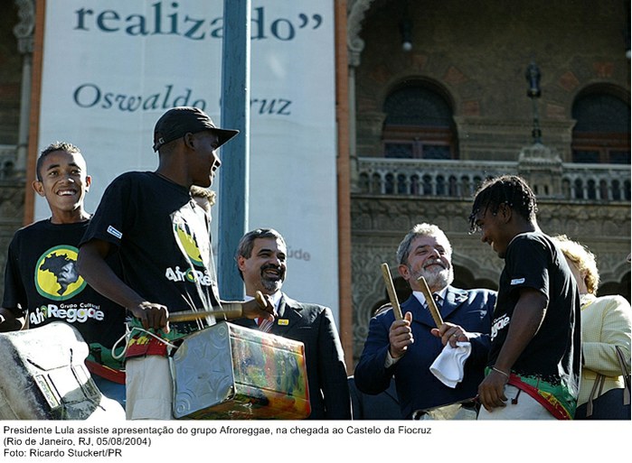 Presidente Lula assiste apresentação do grupo Afroreggae, na chegada ao Castelo da Fiocruz