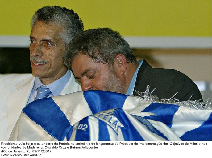 Presidente Lula beija o estandarte da Portela na cerimônia de lançamento da Proposta de Implementação dos Objetivos do Milênio nas comunidades de Madureira, Oswaldo Cruz e Bairros Adjacentes
