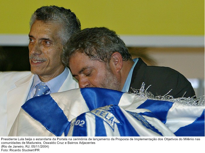 Presidente Lula beija o estandarte da Portela na cerimônia de lançamento da Proposta de Implementação dos Objetivos do Milênio nas comunidades de Madureira, Oswaldo Cruz e Bairros Adjacentes