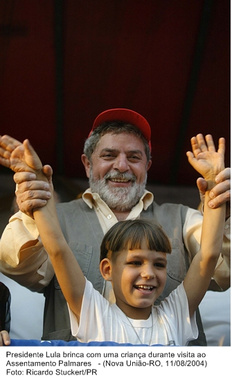 Presidente Lula brinca com uma criança durante visita ao Assentamento Palmares