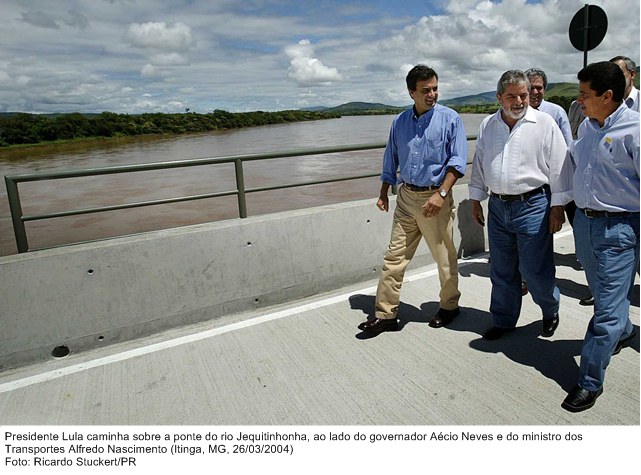 Presidente Lula caminha sobre a ponte do rio Jequitinhonha, ao lado do governador Aécio Neves e do ministro dos Transportes Alfredo Nascimento