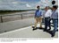Presidente Lula caminha sobre a ponte do rio Jequitinhonha, ao lado do governador Aécio Neves e do ministro dos Transportes Alfredo Nascimento