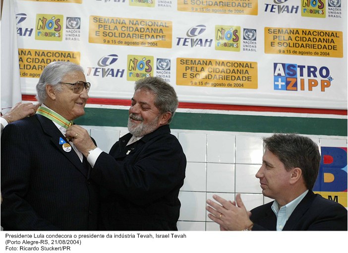 Presidente Lula condecora o presidente da indústria Tevah, Israel Tevah