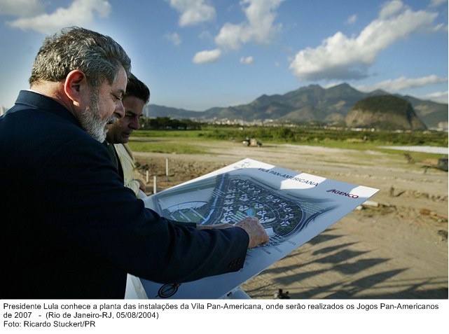 Presidente Lula conhece a planta das instalações da Vila Pan-Americana, onde serão realizados os Jogos Pan-Americanos de 2007.jpg
