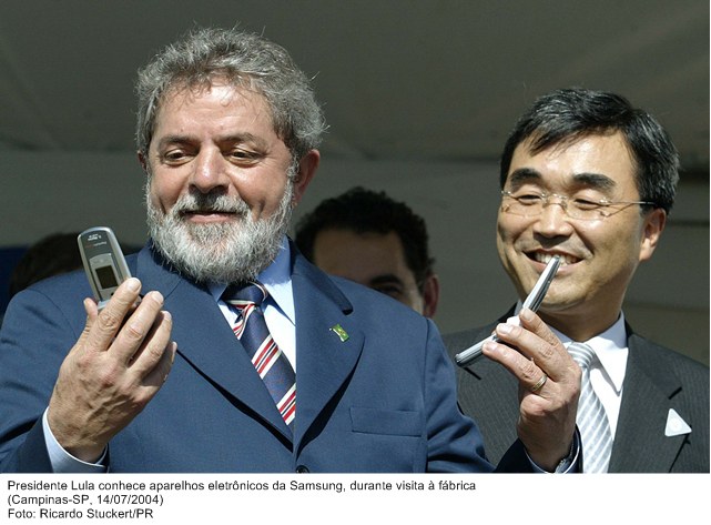 Presidente Lula conhece aparelhos eletrônicos da Samsung, durante visita à fábrica.jpg