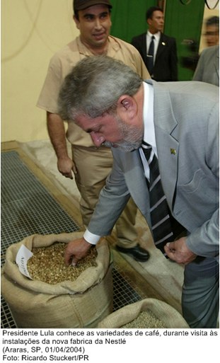 Presidente Lula conhece as variedades de café, durante visita às instalações da nova fabrica da Nestlé.jpg