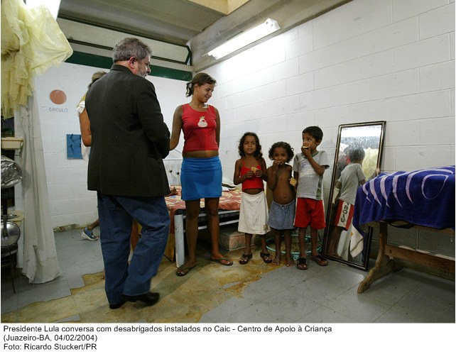 Presidente Lula conversa com desabrigados instalados no Caic - Centro de Apoio à Criança.jpg