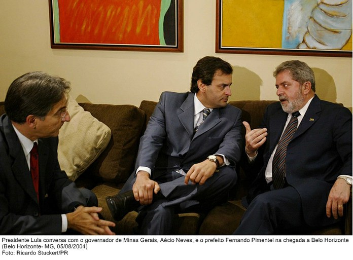 Presidente Lula conversa com o governador de Minas Gerais, Aécio Neves, e o prefeito Fernando Pimentel na chegada a Belo Horizonte.jpg