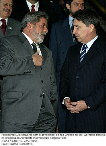 Presidente Lula conversa com o governador do Rio Grande do Sul, Germano Rigotto, na chegada ao Aeroporto Internacional Salgado Filho.jpg