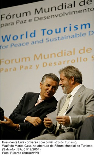 Presidente Lula conversa com o ministro do Turismo, Walfrido Mares Guia, na abertura do Fórum Mundial do Turismo.jpg