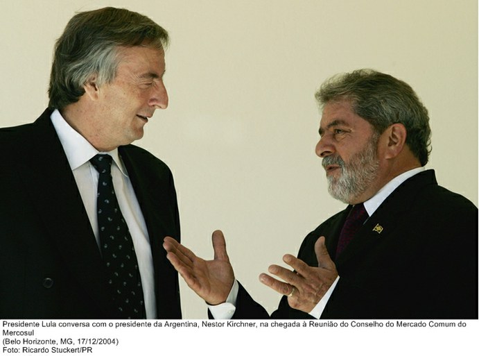 Presidente Lula conversa com o presidente da Argentina, Nestor Kirchner, na chegada à Reunião do Conselho do Mercado Comum do Mercosul.jpg