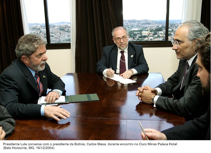 Presidente Lula conversa com o presidente da Bolívia, Carlos Mesa, durante encontro no Ouro Minas Palace Hotel.jpg