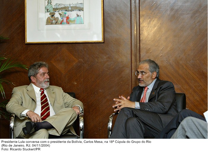 Presidente Lula conversa com o presidente da Bolívia, Carlos Mesa, na 18ª Cúpula do Grupo do Rio.jpg