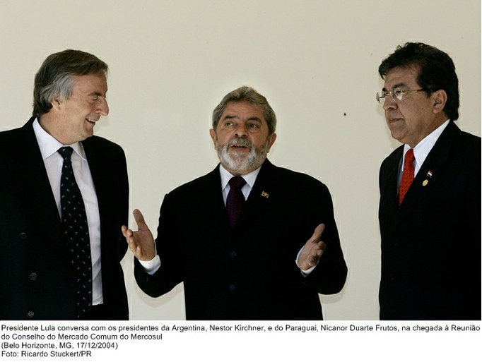 Presidente Lula conversa com os presidentes da Argentina, Nestor Kirchner, e do Paraguai, Nicanor Duarte Frutos, na chegada à Reunião do Conselho do Mercado Comum do Mercosul.jpg