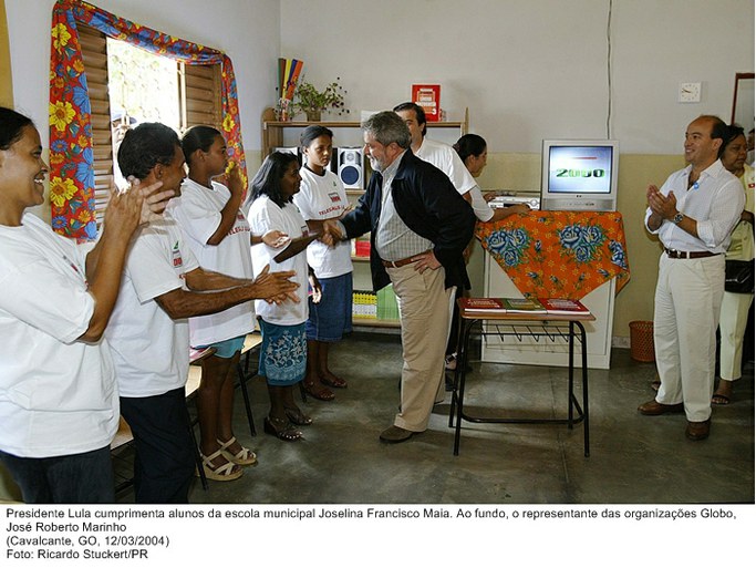Presidente Lula cumprimenta alunos da escola municipal Joselina Francisco Maia. Ao fundo, o representante das organizações Globo, José Roberto Marinho.jpg
