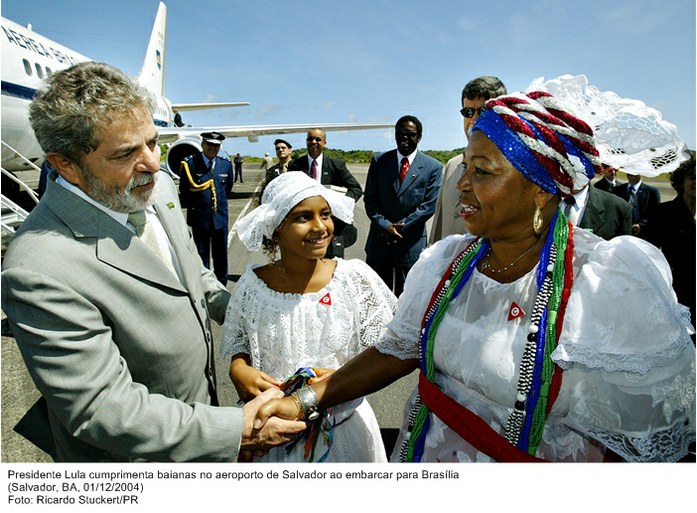 Presidente Lula cumprimenta baianas no aeroporto de Salvador ao embarcar para Brasília.jpg