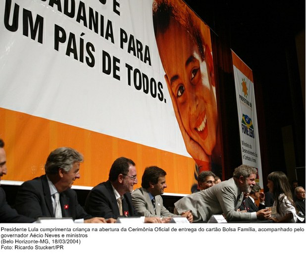Presidente Lula cumprimenta criança na abertura da Cerimônia Oficial de entrega do cartão Bolsa Família, acompanhado pelo governador Aécio Neves e ministros.jpg