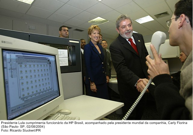 Presidente Lula cumprimenta funcionário da HP Brasil, acompanhado pela presidente mundial da companhia, Carly Fiorina.jpg