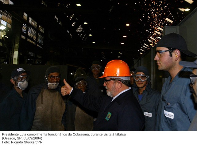 Presidente Lula cumprimenta funcionários da Cobrasma, durante visita à fábrica.jpg