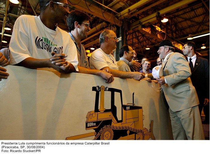 Presidente Lula cumprimenta funcionários da empresa Caterpillar Brasil (2).jpg