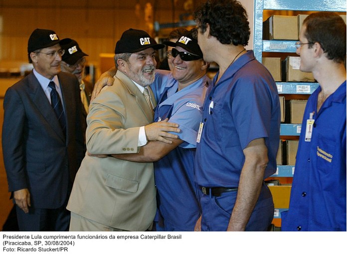 Presidente Lula cumprimenta funcionários da empresa Caterpillar Brasil.jpg