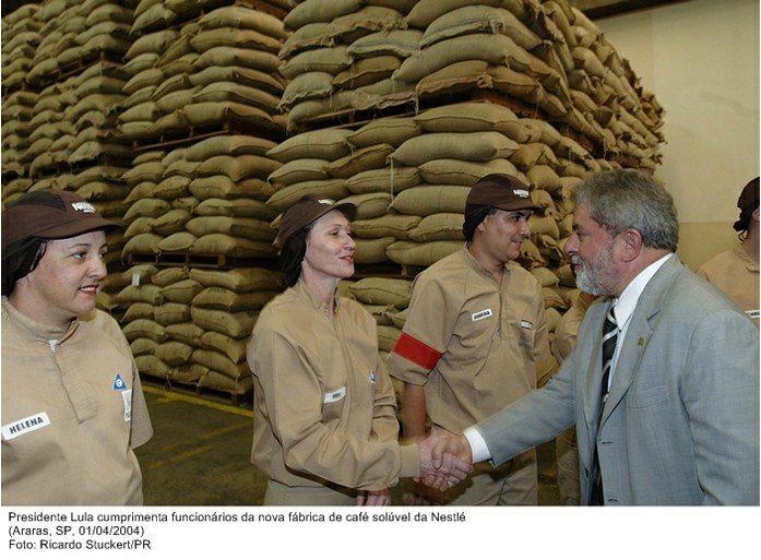Presidente Lula cumprimenta funcionários da nova fábrica de café solúvel da Nestlé.jpg