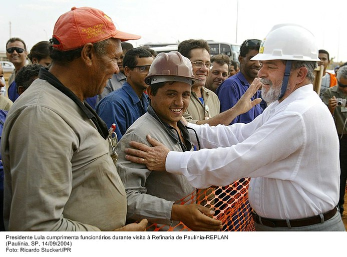 Presidente Lula cumprimenta funcionários durante visita à Refinaria de Paulínia-REPLAN.jpg