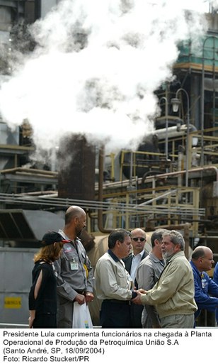 Presidente Lula cumprimenta funcionários na chegada à Planta Operacional de Produção da Petroquímica União S.A (2).jpg