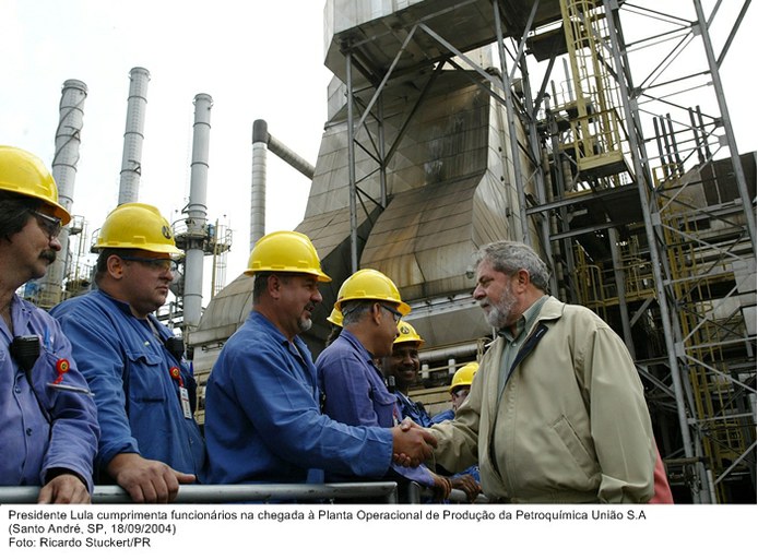 Presidente Lula cumprimenta funcionários na chegada à Planta Operacional de Produção da Petroquímica União S.A.jpg