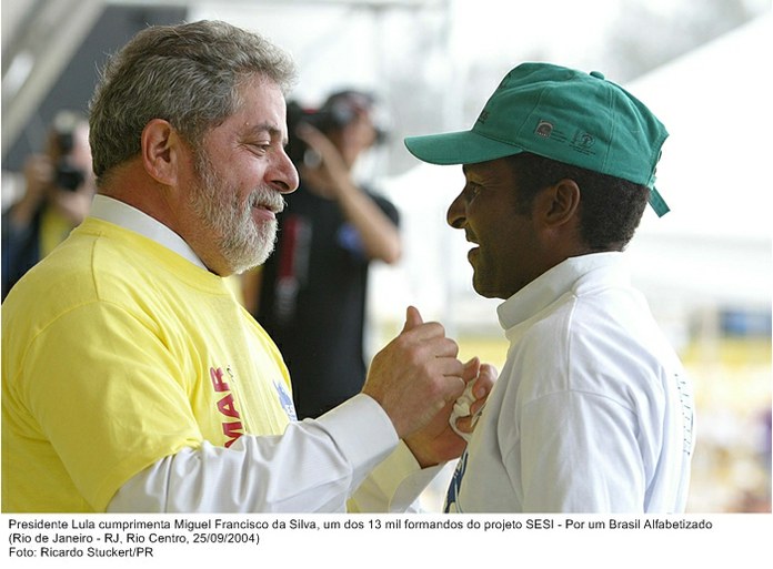 Presidente Lula cumprimenta Miguel Francisco da Silva, um dos 13 mil formandos do projeto SESI - Por um Brasil Alfabetizado.jpg