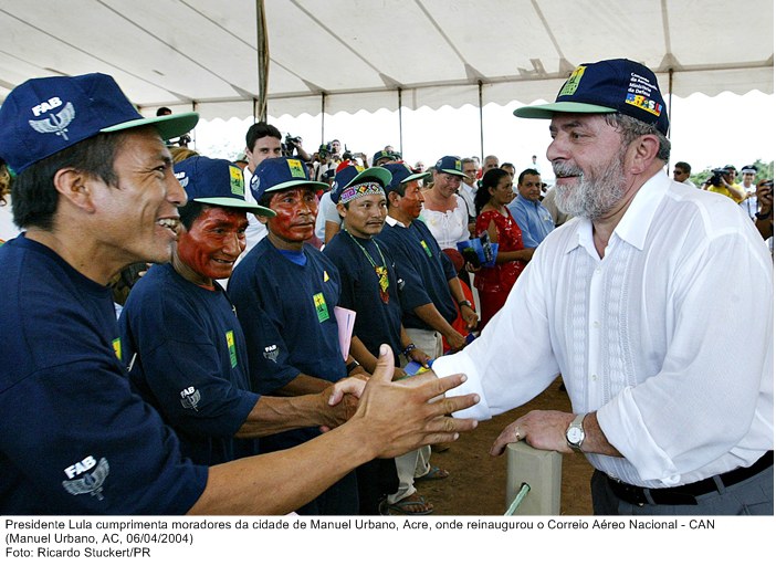Presidente Lula cumprimenta moradores da cidade de Manuel Urbano, Acre, onde reinaugurou o Correio Aéreo Nacional - CAN.jpg