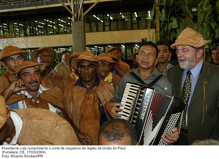 Presidente Lula cumprimenta o coral de vaqueiros da região de União do Piauí.jpg