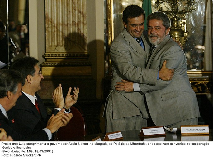 Presidente Lula cumprimenta o governador Aécio Neves, na chegada ao Palácio da Liberdade, onde assinam convênios de cooperação técnica e financeira.jpg