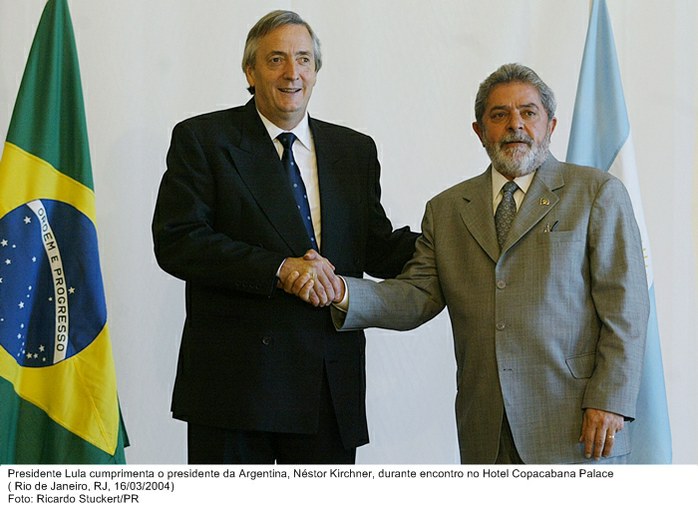 Presidente Lula cumprimenta o presidente da Argentina, Néstor Kirchner, durante encontro no Hotel Copacabana Palace.jpg