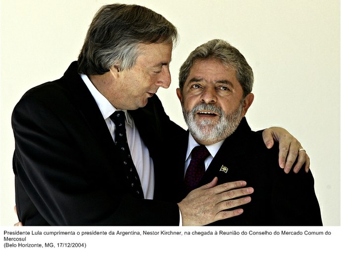 Presidente Lula cumprimenta o presidente da Argentina, Nestor Kirchner, na chegada à Reunião do Conselho do Mercado Comum do Mercosul.jpg