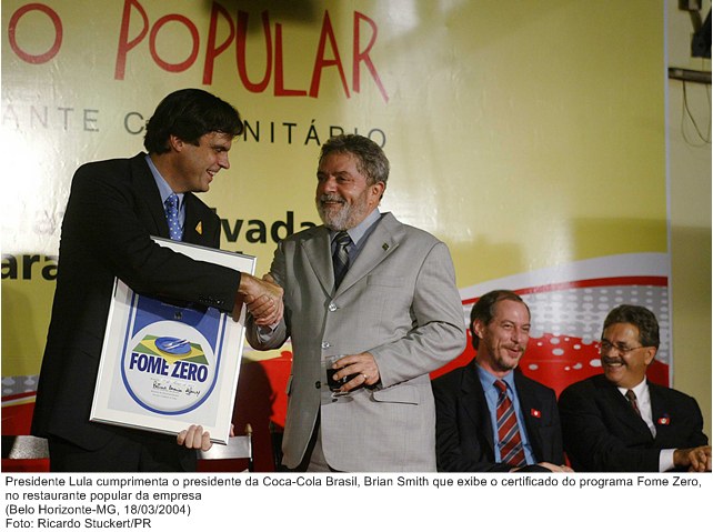 Presidente Lula cumprimenta o presidente da Coca-Cola Brasil, Brian Smith que exibe o certificado do programa Fome Zero, no restaurante popular da empresa.jpg