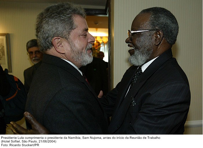 Presidente Lula cumprimenta o presidente da Namíbia, Sam Nujoma, antes do início da Reunião de Trabalho.jpg