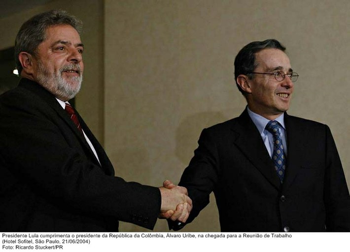 Presidente Lula cumprimenta o presidente da República da Colômbia, Álvaro Uribe, na chegada para a Reunião de Trabalho.jpg