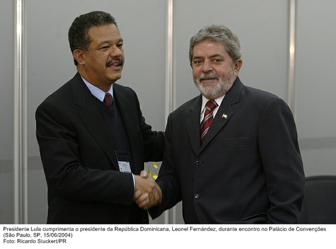 Presidente Lula cumprimenta o presidente da República Dominicana, Leonel Fernández, durante encontro no Palácio de Convenções.jpg
