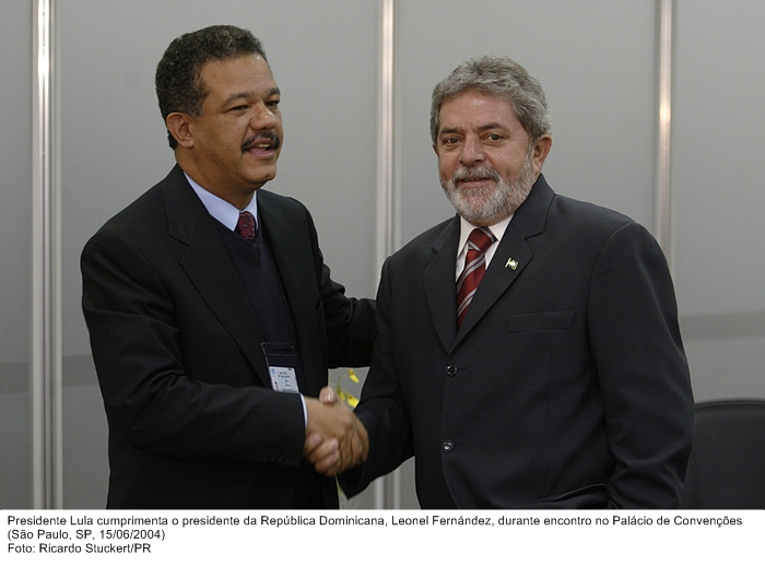 Presidente Lula cumprimenta o presidente da República Dominicana, Leonel Fernández, durante encontro no Palácio de Convenções.jpg