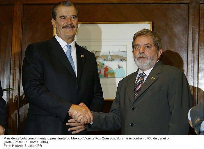 Presidente Lula cumprimenta o presidente do México, Vicente Fox Quesada, durante encontro no Rio de Janeiro.jpg