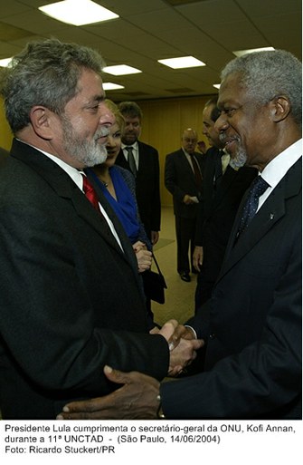 Presidente Lula cumprimenta o secretário-geral da ONU, Kofi Annan, durante a 11ª UNCTAD.jpg
