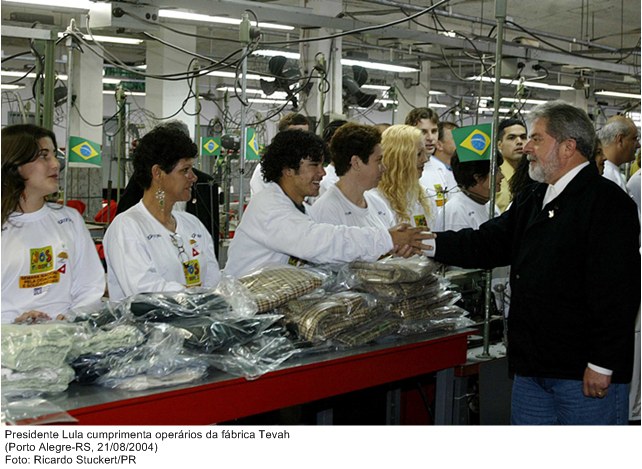 Presidente Lula cumprimenta operários da fábrica Tevah.jpg