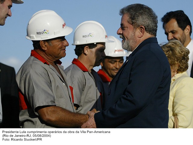 Presidente Lula cumprimenta operários da obra da Vila Pan-Americana.jpg