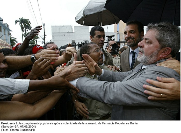 Presidente Lula cumprimenta populares após a solenidade de lançamento da Farmácia Popular na Bahia.jpg