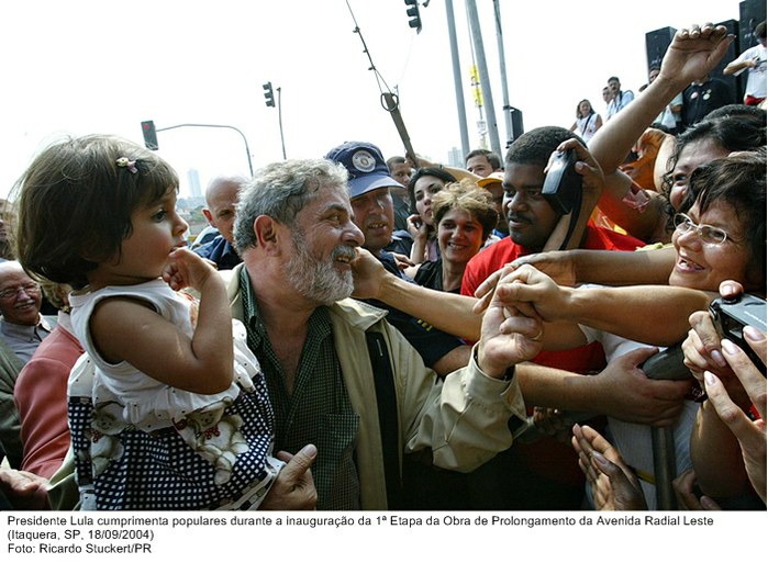 Presidente Lula cumprimenta populares durante a inauguração da 1ª Etapa da Obra de Prolongamento da Avenida Radial Leste.jpg